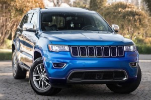 JEEP GRAND CHEROKEE IV WK2 2017-2021 PO DRUGIM FACELIFTINGU KOMPLETNY ZDERZAK PRZEDNI Z PDC BEZ SPRYSKIWACZY Z CHROMOWANYM GRILLEM 68333498AA