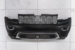 JEEP GRAND CHEROKEE IV WK2 2017-2021 PO DRUGIM FACELIFTINGU KOMPLETNY ZDERZAK PRZEDNI Z PDC BEZ SPRYSKIWACZY Z CHROMOWANYM GRILLEM 68333498AA