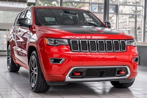 JEEP GRAND CHEROKEE IV WK2 2017-2021 PO DRUGIM FACELIFTINGU KOMPLETNY CHROMOWANY ZDERZAK PRZEDNI Z PDC BEZ SPRYSKIWACZY Z CHROMOWANYM GRILLEM 68333498AA