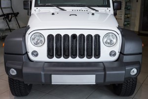 JEEP WRANGLER JK 2007-2018 WKŁADKI GRILLA CZARNE ABS Z OTWOREM POD ZAMEK