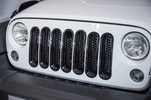 JEEP WRANGLER JK 2007-2018 WKŁADKI GRILLA CZARNE ABS Z OTWOREM POD ZAMEK