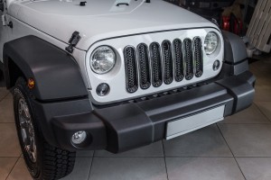 JEEP WRANGLER JK 2007-2018 WKŁADKI GRILLA CZARNE ABS Z OTWOREM POD ZAMEK