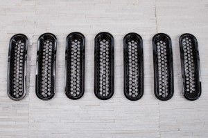 JEEP WRANGLER JK 2007-2018 STYLIZACYJNE WKŁADKI GRILLA CZARNE ABS